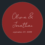 Enkelt, minimalt Burgundy Red Script Bröllop Runt Klistermärke<br><div class="desc">Enkelt minsta Burgundy Red Script Bröllop Classic Round Sticker</div>