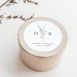 Enkelt minimalt monogram botaniskt Bröllop Runt Klistermärke<br><div class="desc">Enkelt minimal monogram botaniskt Bröllop Classic Round Sticker ger initialer runt en botanisk linje från teckning,  tillsammans med en klassiskt modern typlayout.</div>