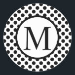 Enkelt Monogram med Black Polka dots Runt Klistermärke<br><div class="desc">Den här designen och layouten finns på fler produkter! Du kan också ändra texten färg, teckensnittet och färg i bakgrunden. Centrumcirkelns vita och svarta får inte användas. Kontrollera alla alternativ för att anpassa produkten! Tack för tittar!</div>