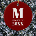 Enkelt Monogram Namn Year Red and White Julgransprydnad Keramik<br><div class="desc">Modern enkel typografi,  minimalistisk monogram namn och årskonstruktion som kan ändras för att anpassa sig. Ett festivt system för helgdag,  rött och vitt färg.</div>