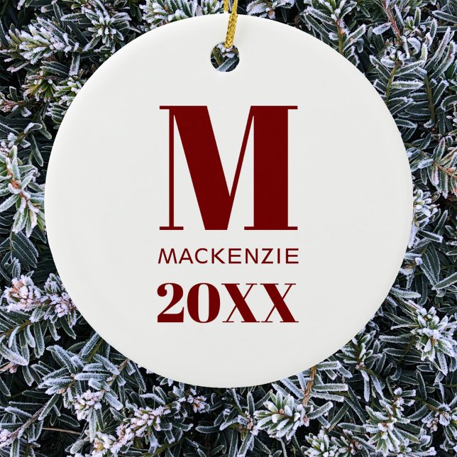 Enkelt Monogram Namn Year Red and White Julgransprydnad Keramik (Simple modern red and white personalized monogram initial name year Christmas ornament)