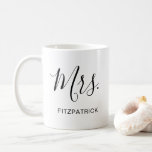 Enkelt Mrs. Last Name Newlyged Bride Bröllop Kaffemugg<br><div class="desc">Kaffe mugg med "fru" i ett elegant-skript tillsammans med ditt efternamn i svart över en vit bakgrund. Detta moderna kaffe mugg ger en underbar bröllop-gåva till en brud.</div>