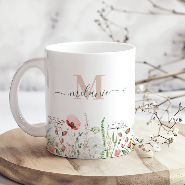 Enkelt namn för Wildbloms Meadow Kaffemugg (Wildflower Meadow Custom Name Monogram Coffee Mug on a sunny boho wooden kitchen table.)