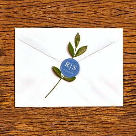 Enkelt och elegant blått monogram bröllop runt klistermärke