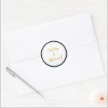 Enkelt och elegant namn marinblått bröllop runt klistermärke<br><div class="desc">Enkelt och elegant namn marinblått,  guld och vit bröllop Klassisk rond. Det visningar namn på vitt med en marin blå gräns. Den samordnar med vår insamling av Rosa och marinblått tropiskt löv bröllop.</div>