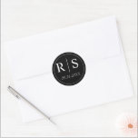 Enkelt och elegant svart monogram bröllop runt klistermärke<br><div class="desc">Gör en påstående av förfinat stil med våra "Enkla och elegant svarta mongram bröllop Classic Round Stickers". De här klassliga, runda klistermärkena erbjuder ett subtilt men opraktiskt sätt att anpassa bröllop. Utformningen har ett monogram som visar initialer och bröllop-datumet i ett skarpt, rent vitt mot en tidlös svart bakgrund, som...</div>