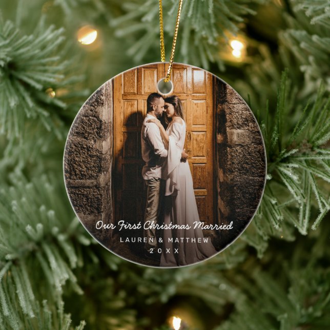 Enkelt och modernt foto vår första jul, gift julgransprydnad keramik (Träd)