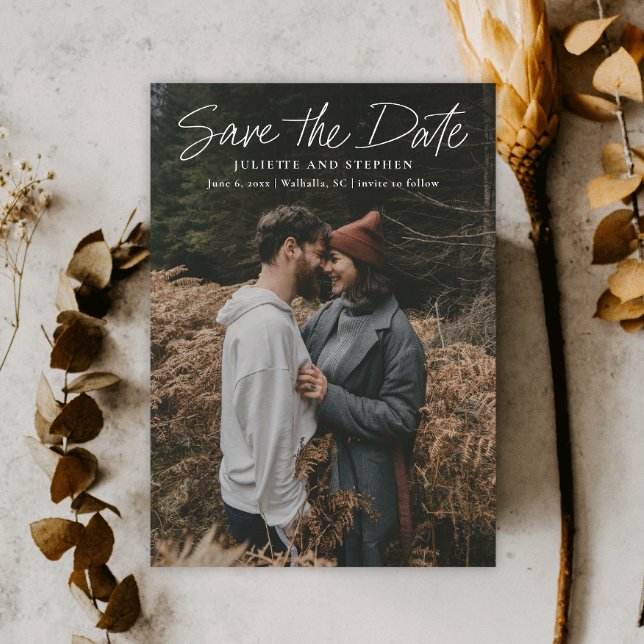 Enkelt Photo Bröllop spara datum Magnet (Modern photo wedding save the date magnetic card with handwritten script overlay typography.)