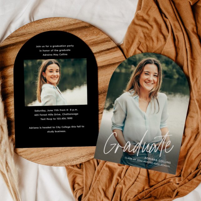 Enkelt skript 2 Photo Arch Studenten Inbjudningar (Simple script photo graduation invitations. )