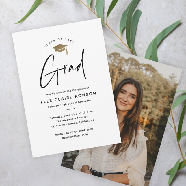 Enkelt skript, svart och vitt foto Studenten Meddelande (Modern Elegant Script with Gold Cap Photo Graduation Announcement.)