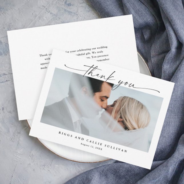 Enkelt skript Vågrät 1 Photo Bröllop Tack Kort (Elegant script black and white modern wedding photo thank you card.)