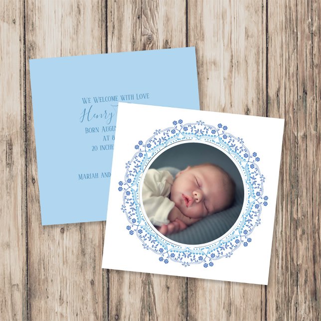 Enkelt Sött Elegant Baby Pojke Blommig Foto (Simply sweet elegant baby boy floral photo announcement with soft blooms and customizable photo.)