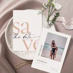 Enkelt  svart foto Spara datum Spara Datumet<br><div class="desc">Dessa 5 x 7-tumsdisketter för att spara datumkorten har en minimalistisk utformning i stort  och mjukt svart brev på en mycket lätt grått bakgrund med platshållare på baksidan för det förlovade paret namn,  bröllop datum,  platsinformation och ditt favoritfoto!</div>