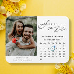 Enkelt svart fotosparande av datumkalendern magnet<br><div class="desc">Minimalistisk svart Elegant Skript "Save the Date" Magnet med Anpassningsbar Calendar med ett vackert foto. Låt er familj, vänner och kolleger veta att ni har fastställt ett datum för ert bröllop firande med denna elegant magnet. Om du vill flytta markören Ring > klicka på blått "Anpassa" > rulla nedåt >...</div>