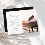 Enkelt svart skript Photo Bröllop Tack Vykort<br><div class="desc">Ett enkelt svart foto Bröllop-tack - Modern elegans med Personlig-typografi. Ta till dig kärnan i din kärlek-historia med våra elegant bröllop-tackkort som innehåller en minimalistisk design med en charmig dammig svart baksida. Lägg till en personlig beröring till firande genom att införliva ditt favoritfoto av er två och ditt eget personlig-meddelande...</div>