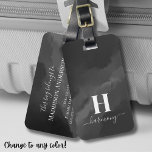 Enkelt svartvitt Monogram Bagagebricka<br><div class="desc">Den här snyggten bagagetaggen har en mörk grått, nästan svart, bakgrund som ger ett slimmat svart och vitt utseende. En inledande personlig visas elegant i skriptcalligrafi, där namn står nedan i ett matchande serif-teckensnitt. Den enkla men ändå sofistikerade utformningen av chicen tillför dina resandebehov en smula sofistikerat, skapar det enkelt...</div>