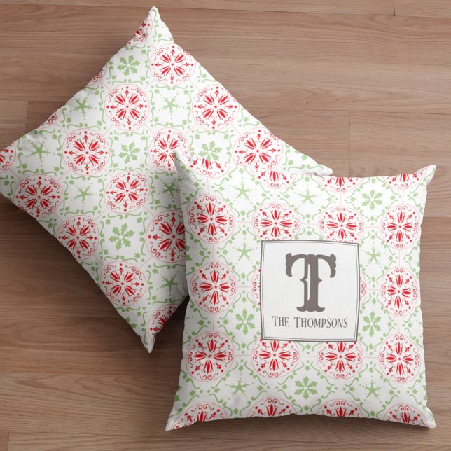 Enkelt vintersnöflingor Modern Monogram Kudde (Red and green snowflake monogram throw pillow)