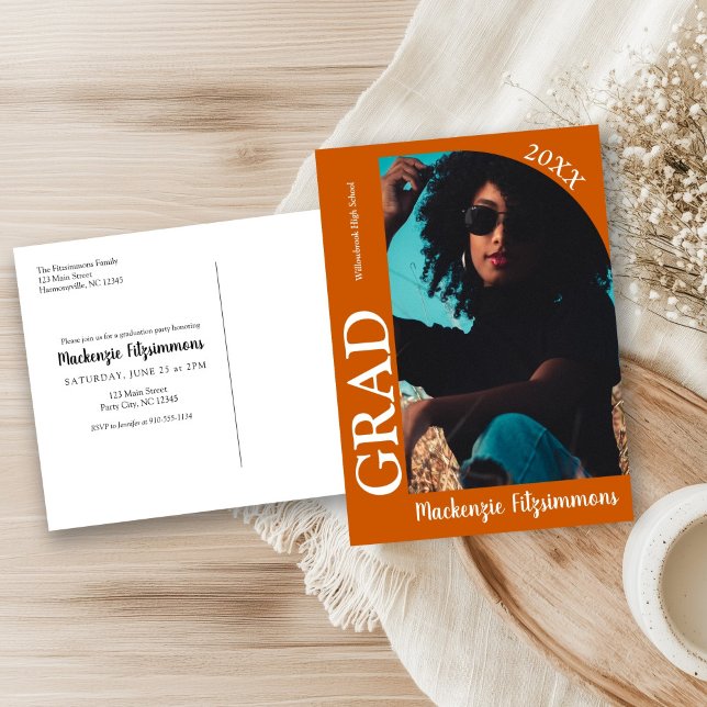 Enkelt vykort för inbjudan till Retro Photo Studen (Burnt Orange Simple Retro Photo Graduation Invitation Postcard)