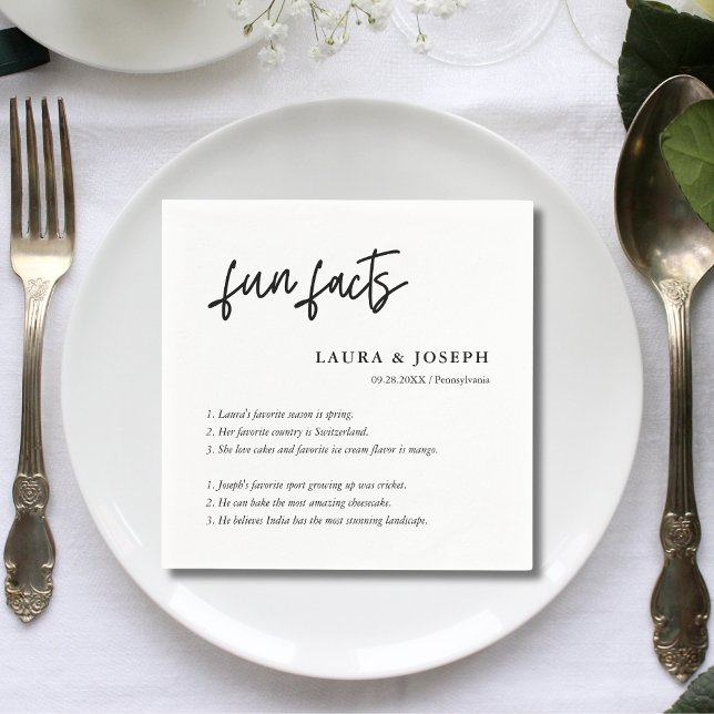 Enkla manus Svart Vitt Bröllop Intressanta Fakta Pappersservett (Simple script black white wedding fun facts napkins add charm and spark guest smiles.)
