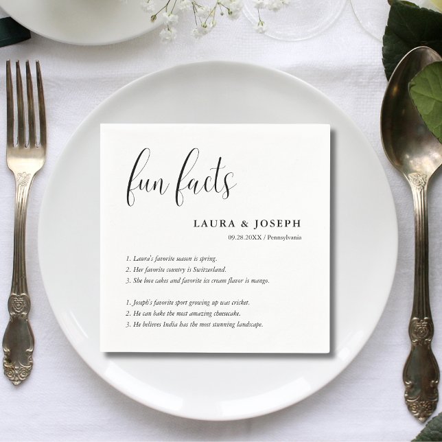 Enkla manus Svart Vitt Bröllop Roliga Fakta Pappersservett (Simple script black white wedding fun facts napkins add charm and spark guest conversations)