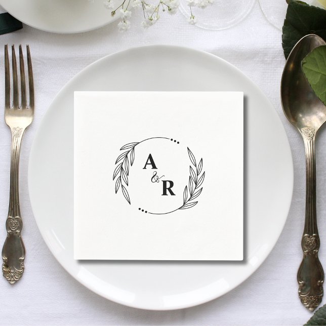 Enkla Minimalistiska Blad Förnamnsbokstäver Bröllo Pappersservett (Simple minimalist leaf couple initials wedding napkins add fresh natural elegance to receptions.)