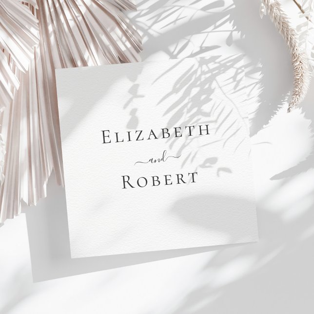 Enkla Minimalistiska Par Namn Bröllop Pappersservett (Simple Minimalist Couple Names Wedding Napkins on a sunny white table with nude dry flowers.)