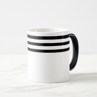 Enkla minimalistiska svarta och vita ränder magisk mugg