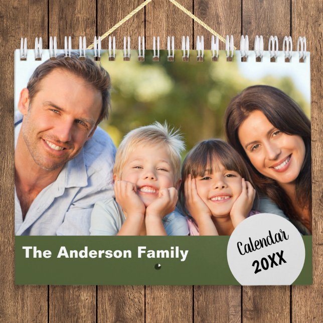 Enkla moderna anpassade familjefotografier vägg kalender (An attractive custom wall calendar, to personalize with favorite family photos, name and year)