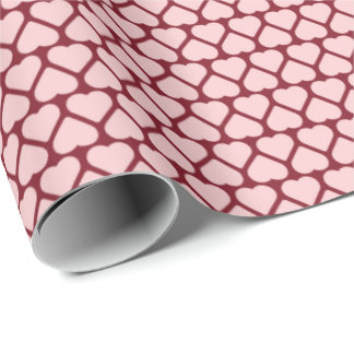 Enkla rader av små rosa hjärtan på rött presentpapper