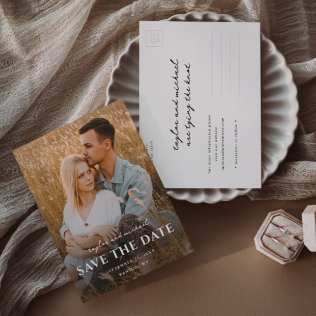 Enkla skriptnamn Foto Bröllop Meddelande Vykort (Simple photo overlay wedding save the date postcard.)