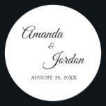 Enkla svarta och vita kalligrafifärer runt klistermärke<br><div class="desc">Detta enkla svarta och vita kalligrafklistermärke ger en lyx för eleganten, men samtidigt en modernt känsla för både ett minimalistiskt och mer traditionellt eller formellt bröllop eller för evenemangsposteringar och favoriter. Avslappnadens kalligrafi gör att du kan känna dig antikt, medan utformningen av klassens neutralt kan kombineras med alla unika aspekter...</div>