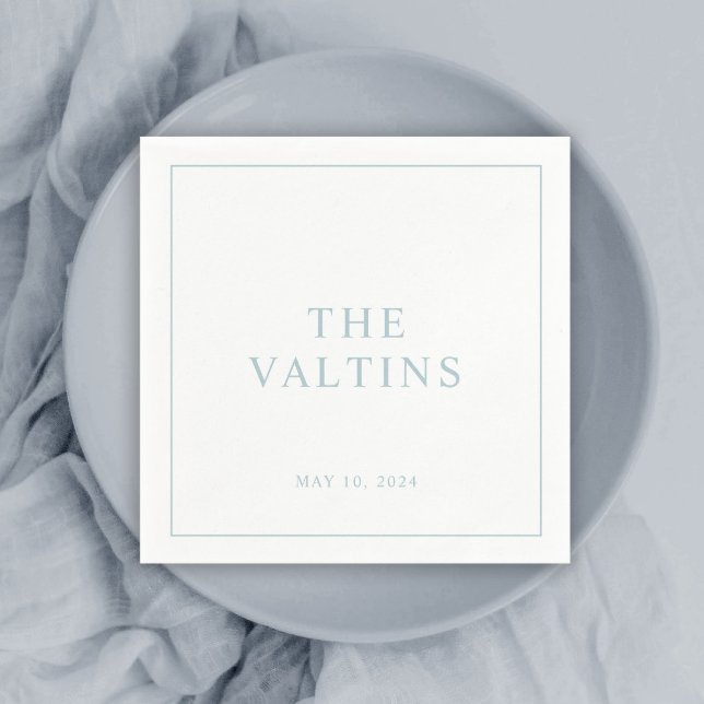 Enkla typografi dammiga blå bröllopsservetter pappersservett (Simple classic dusty blue couples newlywed wedding reception cocktail napkins.)