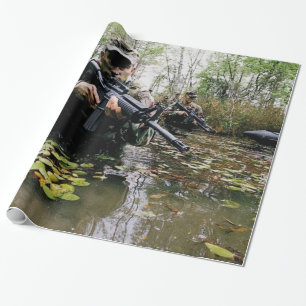 enorm militär som slår in pappersdesigner presentpapper