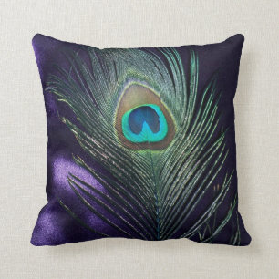 Enormt purpurfärgat påfågelfjäderstilleben kudde