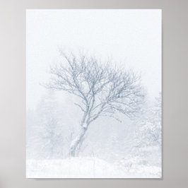 Ensamt träd under snöstorm på vintern poster