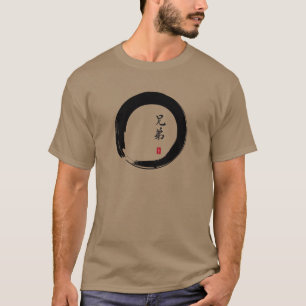 Enso cirklar och brodercalligraphyen tee