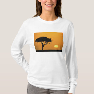 Enstaka akaciaträd silhuetterat vid soluppgång, Ma T-shirt