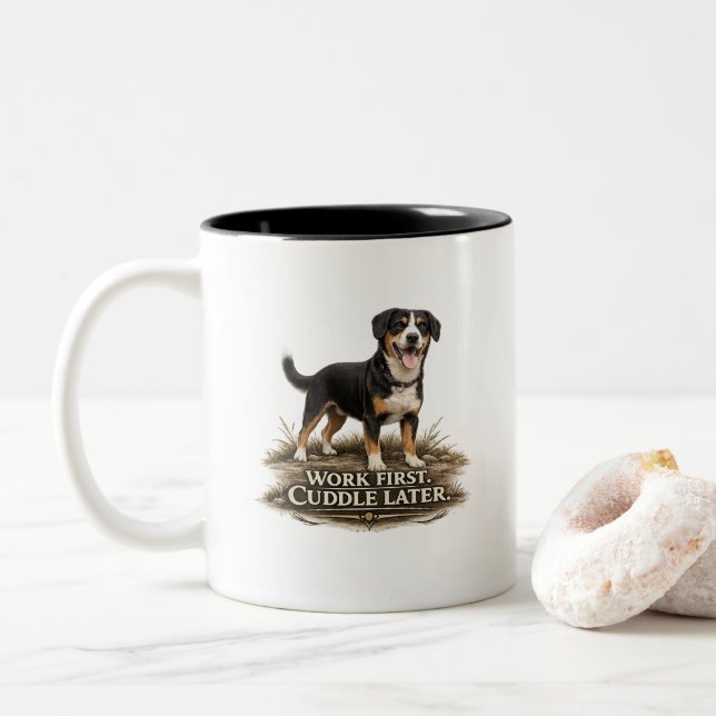 Entlebucher Sennenhund – Arbeta först, krama senar Två-Tonad Mugg (Med munk)