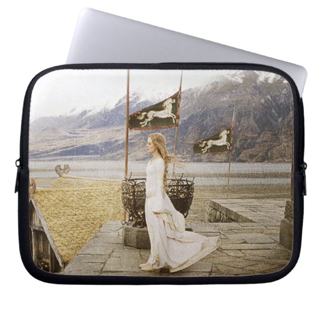 Eowyn on Castle Steps Laptop Sleeve (Framsidan)