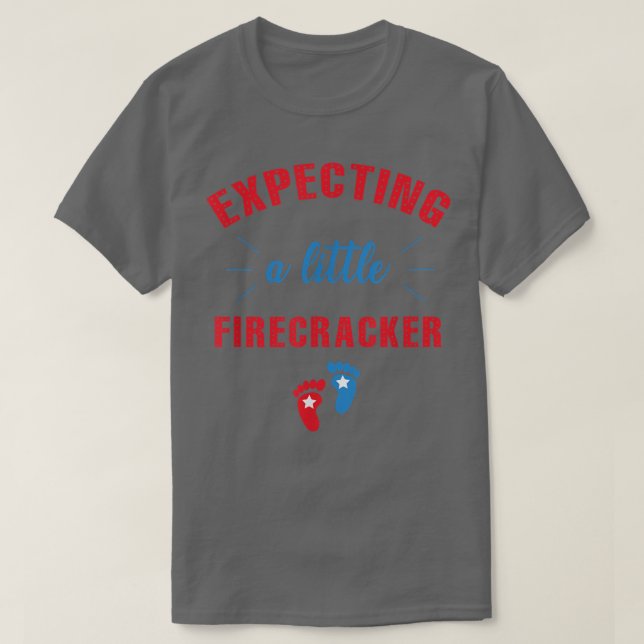 Epecting a Little Firecracker 4th of July Mom Preg T Shirt (Design framsida)