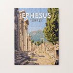 Ephesus Turkey Travel Art Vintage Pussel<br><div class="desc">Ephesus i vektorteckningen stil. Ephesus är en gammal stad i den centrala Egeiska regionen i Turkiet,  nära den moderna Selçuk. Dess utgrävda kvarlevor återspeglar århundraden av historia,  från det klassiska Grekland till det romerska imperiet.</div>