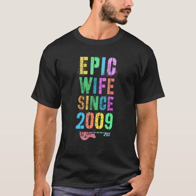 Epic-frun sedan 2009 fram till 13-årsjubileum t shirt (Framsida)