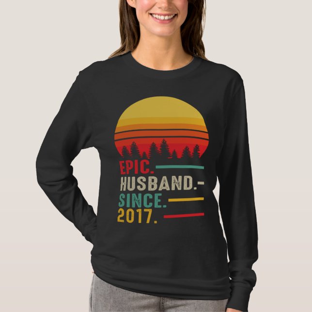 Epic Husband Since 2017 Happy Anniversary T Shirt (Framsida)