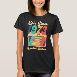 Epic sedan 1973 Vintage Kassettbandsfödelsedag Kvi T Shirt