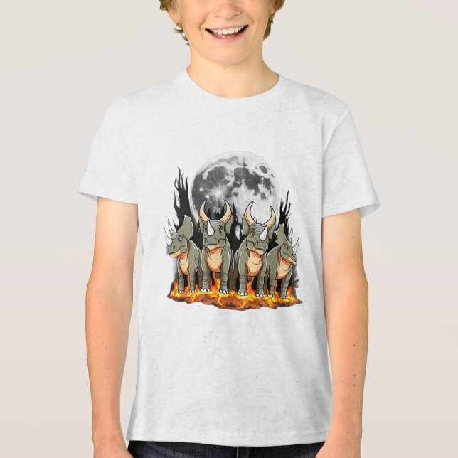 Epic Triceratops Dinosaur – Fiery Moonlight Prehis T Shirt (Framsida)