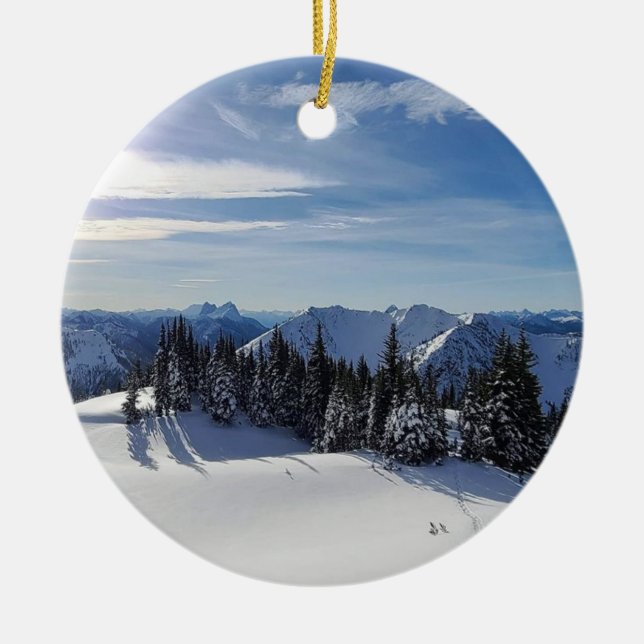 Episk snö och bergsutsikt julgransprydnad keramik (Framsidan)