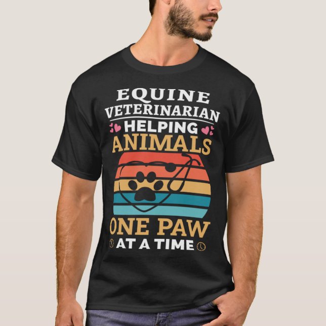 Equine Veterinarian Helping Animals One Paw At Tim T Shirt (Framsida)