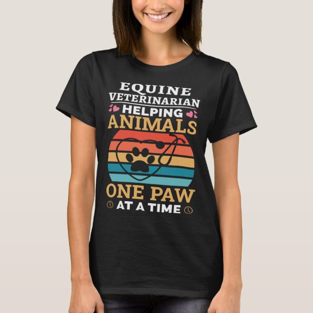 Equine Veterinarian Helping Animals One Paw At Tim T Shirt (Framsida)