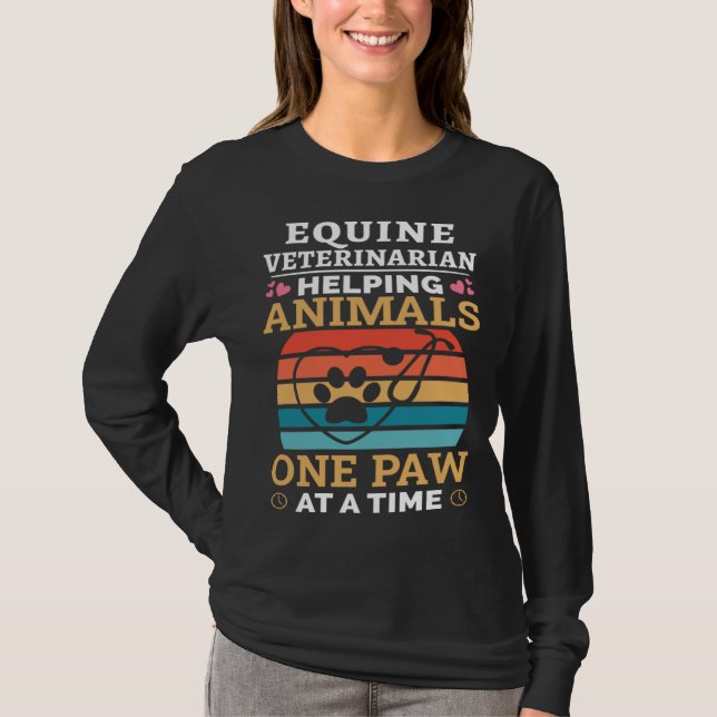 Equine Veterinarian Helping Animals One Paw At Tim T Shirt (Framsida)