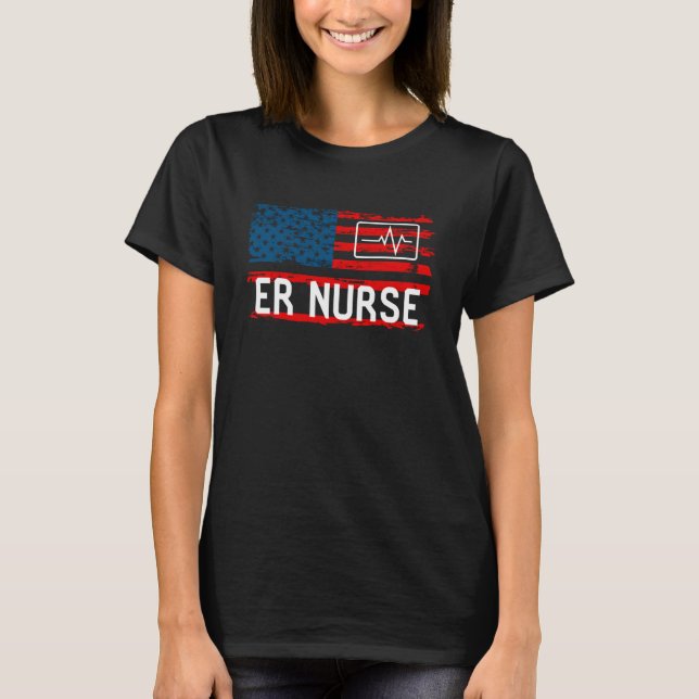 ER Nurse American Flagga Hospital RN Personal Appr T Shirt (Framsida)